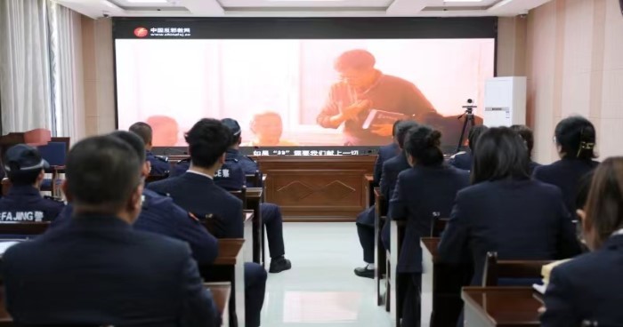 肃北法院组织干警观看反邪教微电影——《转角》